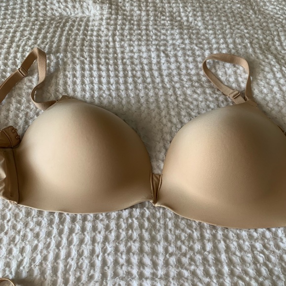 2 Victoria’s Secret Bras - Picture 2 of 4